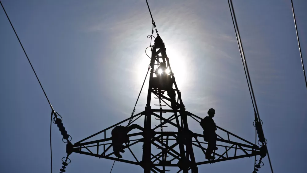 V Sloveniji popolnega električnega mrka nismo doživeli že več desetletij, so se pa dogajali manj&scaron;i mrki z zelo omejenimi lokalnimi posledicami, ki so bile odpravljene v nekaj urah. F Luka Cjuha Q