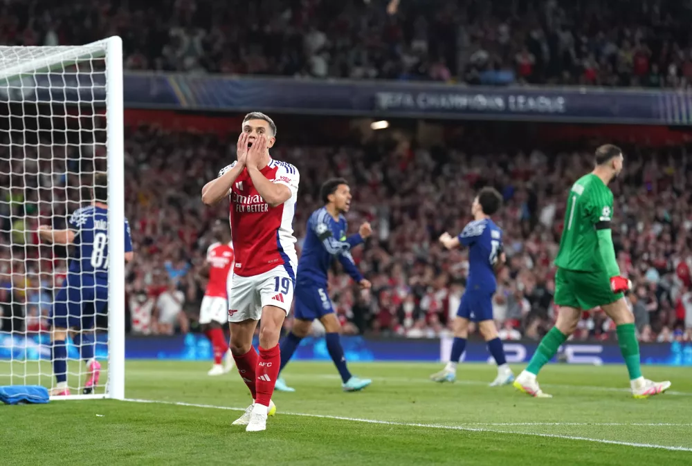 29 April 2025, United Kingdom, London: Arsenal's Leandro Trossard reacts to a missed chance during the UEFA Champions League semi final, first leg match between Arsenal and Paris Saint Germain at the Emirates Stadium. Photo: Adam Davy/PA Wire/dpa