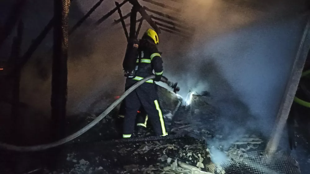 Gasilci so požar omejili in pogasili, a je objekt vseeno v celoti zgorel in je uničen. 