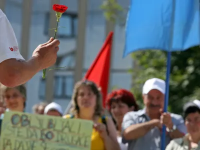 - ilustrativna fotografija - 1. maj - praznik dela, nagelj - protestni shod Sindikata delavcev gostinstva in turizma Slovenije pred GZS v podporo že izpogajanim zahtevam v pogajanjih za dvig plač v gostinstvu in turizmu za leto 2009;//FOTO: Luka CjuhaOPOMBA: ZA OBJAVO V ČASOPISU DNEVNIK