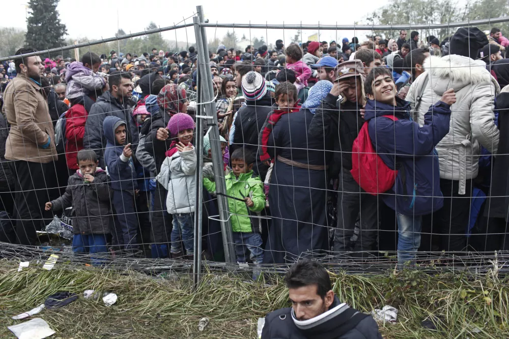 - 29.10.2015 - slovensko - avstrijska meja - mejni prehod &Scaron;entilj - begunski nastavitveni center - ograja - - Begunci 2015 - migracije po zahodni balkanski poti - migracijska pot beguncev iz Sirije, Afganistana in Iraka čez Balkan proti zahodni Evropi - evropska begunska kriza - migranti  ///FOTO: Luka Cjuha