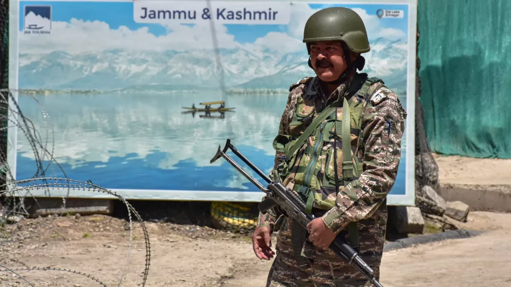 30 April 2025, India, SrinagarAn Indian paramilitary trooper patrols in Srinagar. Tensions between India and Pakistan continue to simmer a week after a deadly militant attack in Indian-administered Kashmir that left more than two dozen dead. PhotoSaqib Majeed/SOPA Images via ZUMA Press Wire/dpa