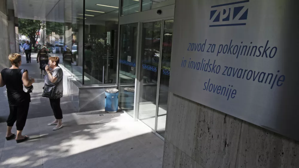 - Ilustrativna fotografija,starej&scaron;i občani, upokojenci, pokojnina, pokojninska reforma- ZPIZ (Zavod za pokojninsko in invalidsko zavarovanje Slovenije)//FOTO: Luka CjuhaOPOMBA: ZA OBJAVO V ČASOPISU DNEVNIK