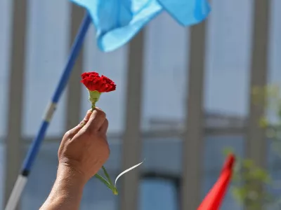 - ilustrativna fotografija - 1. maj - praznik dela, nagelj - protestni shod Sindikata delavcev gostinstva in turizma Slovenije pred GZS v podporo že izpogajanim zahtevam v pogajanjih za dvig plač v gostinstvu in turizmu za leto 2009;//FOTO: Luka CjuhaOPOMBA: ZA OBJAVO V ČASOPISU DNEVNIK