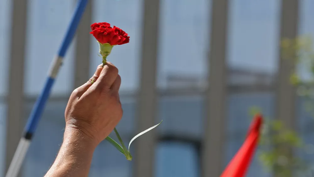 - ilustrativna fotografija - 1. maj - praznik dela, nagelj - protestni shod Sindikata delavcev gostinstva in turizma Slovenije pred GZS v podporo že izpogajanim zahtevam v pogajanjih za dvig plač v gostinstvu in turizmu za leto 2009;//FOTO: Luka CjuhaOPOMBA: ZA OBJAVO V ČASOPISU DNEVNIK