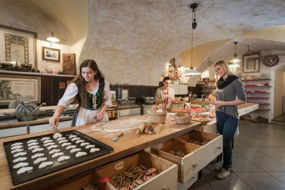 V Radovljici vedno di&scaron;i po medenjakih, tradicionalna delavnica je hkrati tudi muzej lectarstva. Foto: Zgodovinska mesta