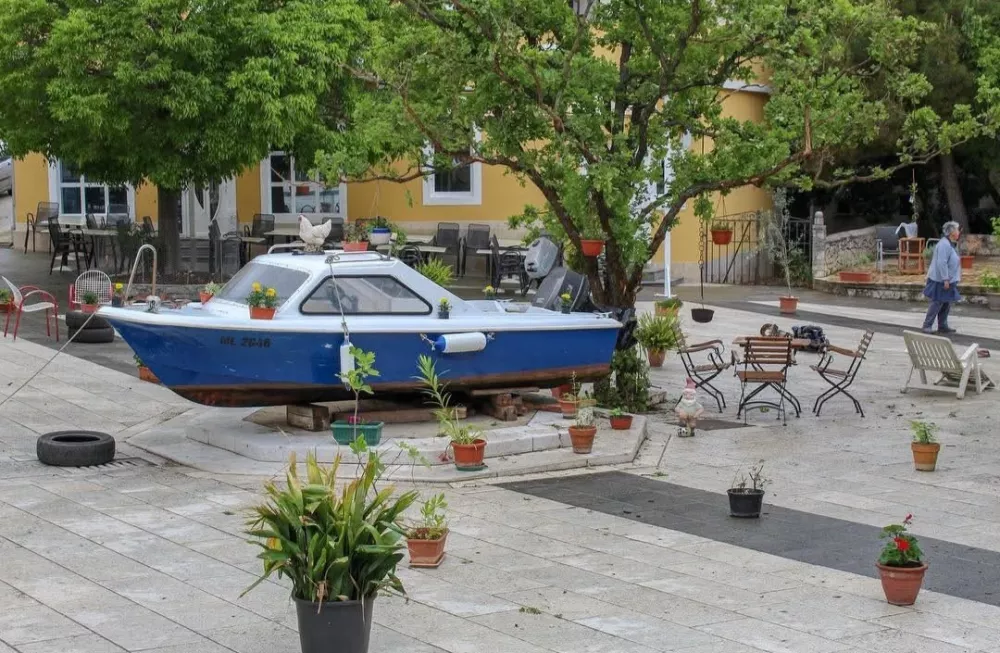 V Nerezinah vabljeni na Muaj - tradicionalno prireditev, ko na trg prinesejo čoln od najlep&scaron;ega dekleta v kraju. Foto: TZ Nerezine