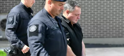 Župnik na poti na zaslišanje na tožilstvo zaradi suma spolnega napada na mladoletnika. 