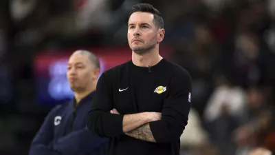 Los Angeles Lakers head coach JJ Redick follows the action from the sideline during the second half against Los Angeles Clippers on Tuesday, Feb. 4, 2025, in Inglewood, Calif. (AP Photo/Kevork Djansezian) / Foto: Kevork Djansezian