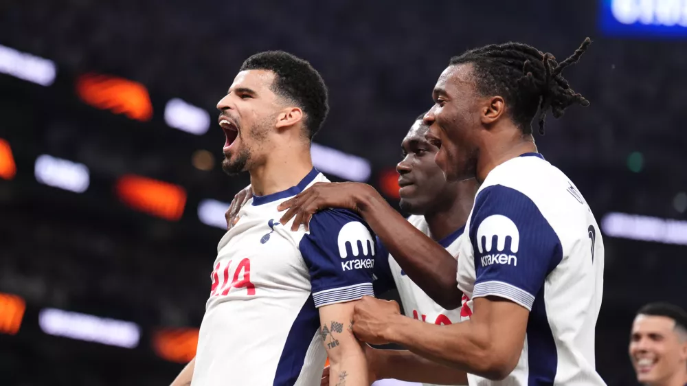 01 May 2025, United Kingdom, London: Tottenham Hotspur's Dominic Solanke (left) celebrates scoring their side's third goal of the game from the penalty spot with team-mates during the UEFA Europa League semi-final first leg match between Tottenham Hotspur and Bodo/Glimt at Tottenham Hotspur Stadium, London. Photo: John Walton/PA Wire/dpa