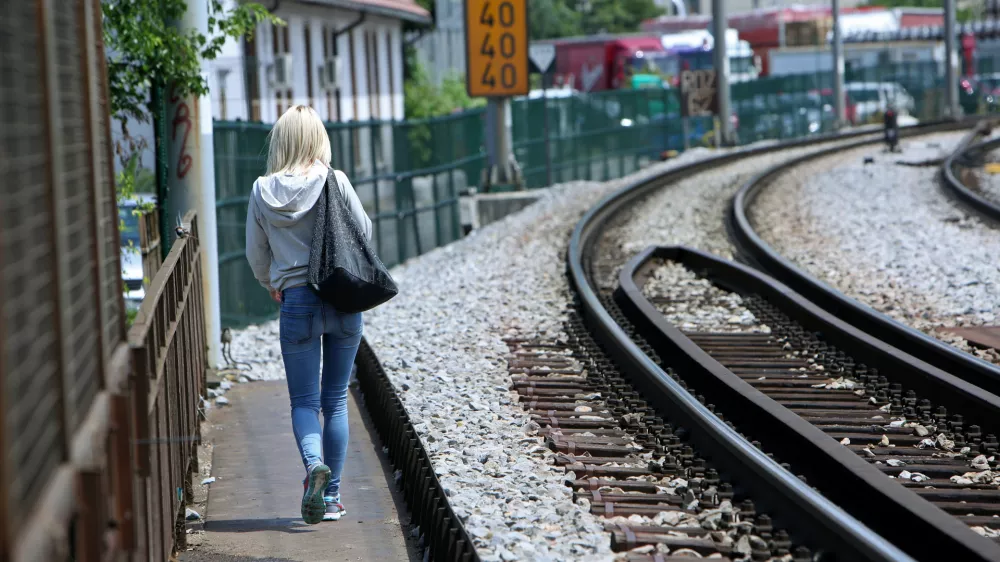 - simbolična fotografija - Slovenske železnice (SŽ) - železni&scaron;ka proga - železni&scaron;ki tiri - drugi tir - železnica - //FOTO: Tomaž Skale