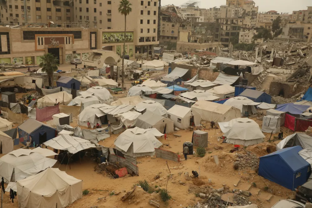 30 April 2025, Palestinian Territories, Gaza: Displaced Palestinian shelter in their tents during a sand storm in Gaza City. The UN food agency, one of the main providers of food assistance in the besieged Palestinian territory said on April 25 it had "delivered its last remaining food stocks to hot meals kitchens in the Gaza Strip", where Israel has blocked all aid for months, adding "these kitchens are expected to fully run out of food in the coming days". Photo: Omar Ashtawy/APA Images via ZUMA Press Wire/dpa