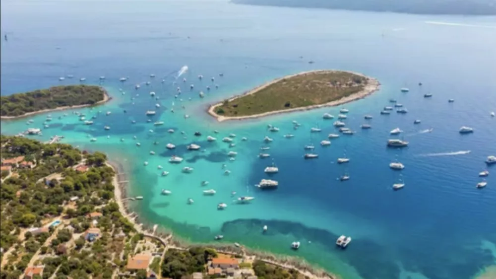 &Scaron;tevilo obiskovalcev je okoli 1500 na dan, kar je glede na velikost zaliva nesprejemljivo. Foto: peticijeonline.com