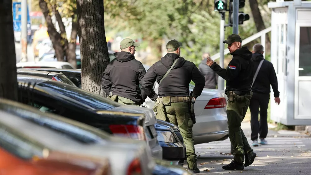 V času sojenja star&scaron;ema najstni&scaron;kega morilca je okoli stavbe poostreno varovanje. 