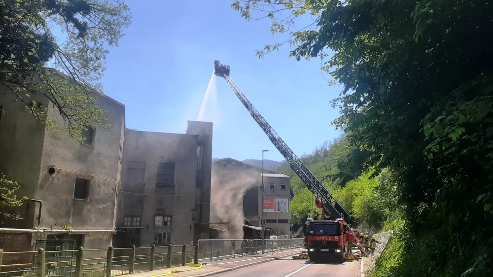 Požar TKI Hrastnik, 2. 5. 2025Požar, gasilci, gasilska lestev, ga&scaron;enje