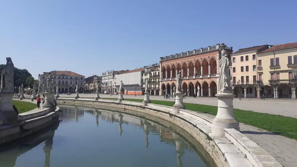 Padova, - Prato della Valle: eden največjih trgov v Evropi.