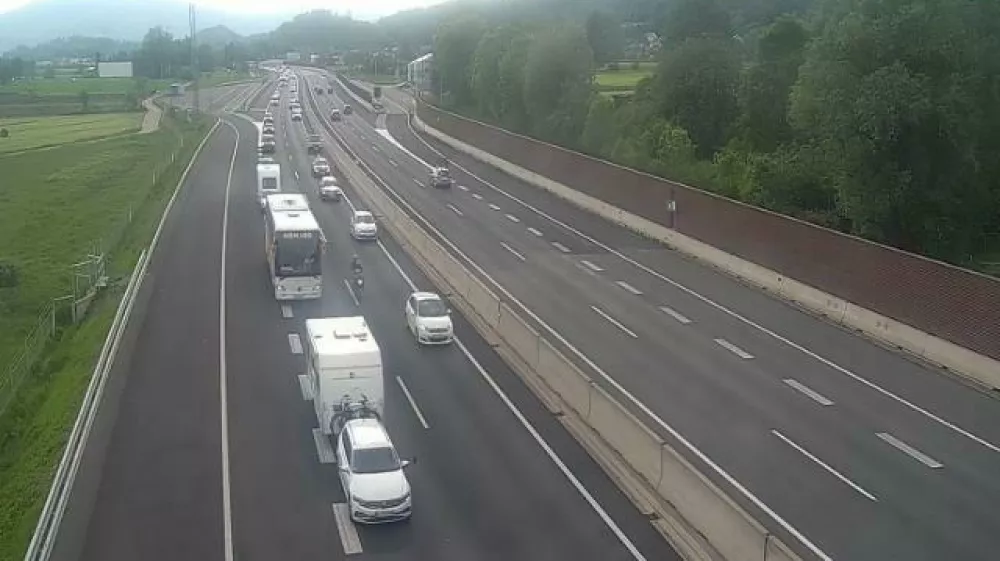 Promet po Sloveniji je zgo&scaron;čen. Slika je iz Loga pri Brezovici. 