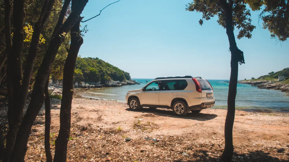 Nekateri bi se najraje zapeljali kar v morje. Slika je simbolična. 