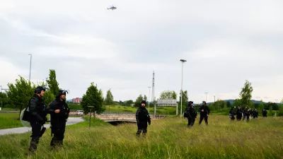 Nad stadionom kroži policijski helikopter. Foto: Nik Erik Neubauer