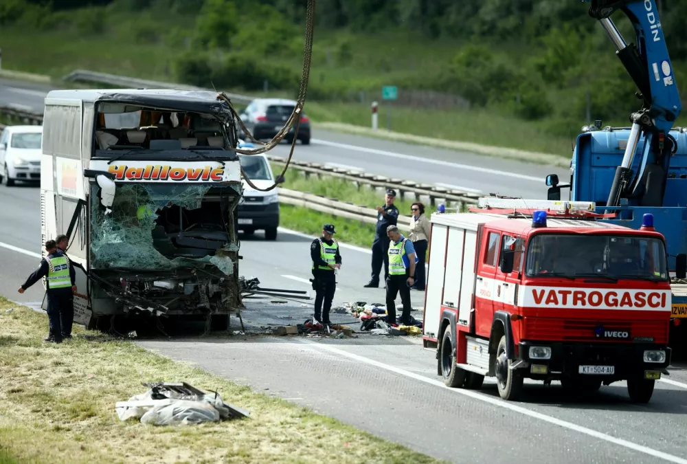 V trčenju avta in avtobusa na hrva&scaron;ki avtocesti sta umrli najmanj dve osebi. 