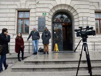 - simbolična fotografija - Okrožno sodi&scaron;če v Ljubljani - novinarji - mediji -- 09.03.2023 - sojenje - predobravnavni narok v tožbi davčnega svetovalca Roka Snežiča proti ministru za delo Luki Mescu zaradi žaljive obdolžitve //FOTO: Tomaž Skale