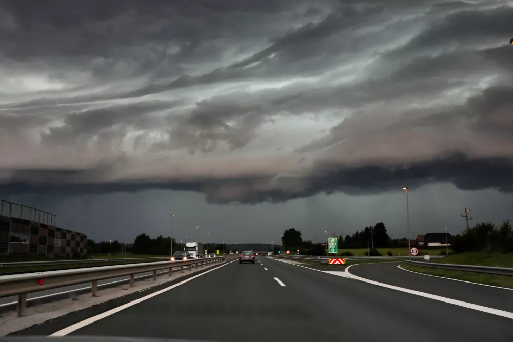 - Nevihta, nevihtni oblak. &Scaron;tajerska avtocesta Maribor Ljubljana, oblaki - PREGLED LETA 2023- 19.07.2023 &ndash; vreme - oranžno opozorilo za celotno Slovenijo &ndash; nevihtni pas - nevihte //FOTO: Bojan Velikonja
