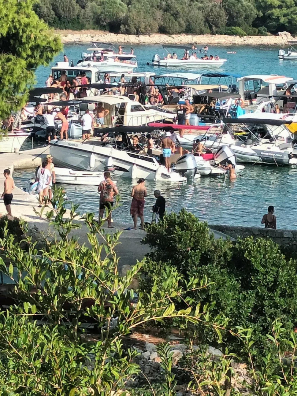 Lokalno prebivalstvo želi za&scaron;čititi zaliv pred posledicami množičnega turizma. Foto: peticijeonline.com