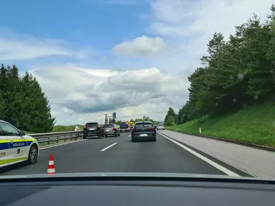 Na&scaron;a novinarka je poslala fotografijo s poti proti Ljubljani, kjer pri Postojni odstranjujejo posledice prometne nesreče. Od Fažane do tam se je vozila &scaron;tiri ure.