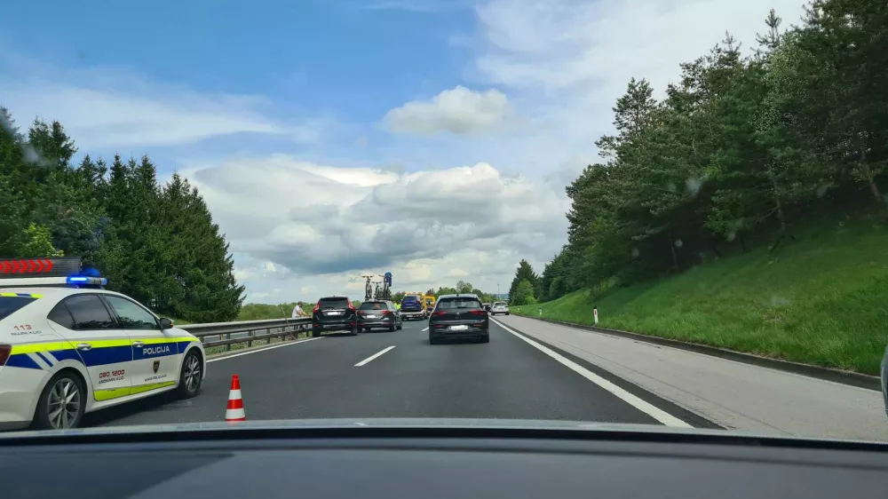 Na&scaron;a novinarka je poslala fotografijo s poti proti Ljubljani, kjer pri Postojni odstranjujejo posledice prometne nesreče. Od Fažane do tam se je vozila &scaron;tiri ure.