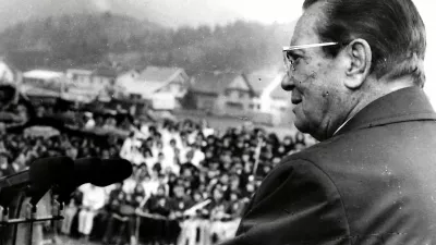 Med enim od svojih govorov pred množico poslu&scaron;alcev.