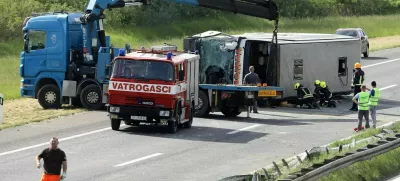 Avtobus se je prevrnil.