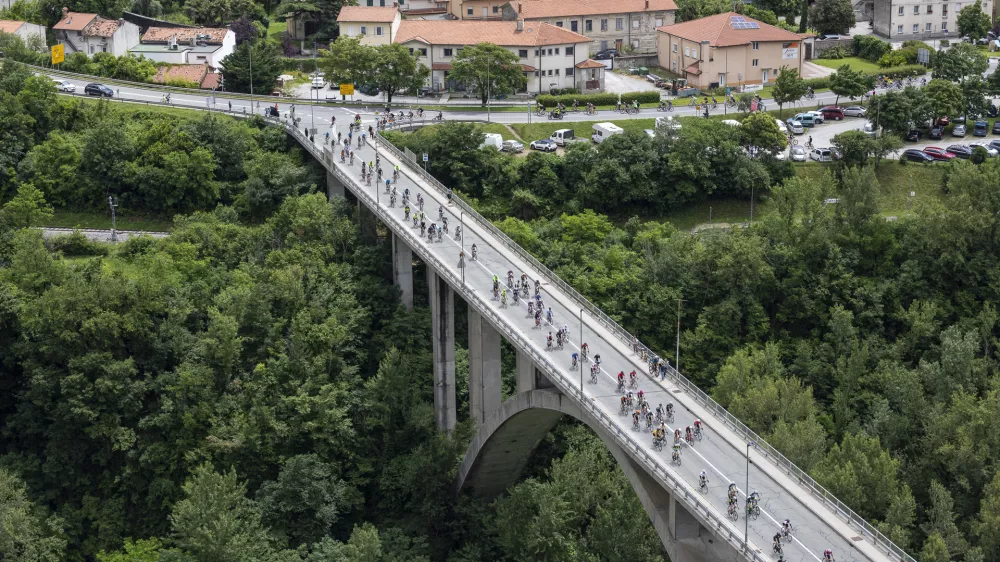 Maratona se letno udeleži do 900 kolesarjev iz vse Slovenije in tujine.  F Jure Batagelj