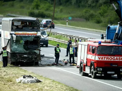 V trčenju avta in avtobusa na hrva&scaron;ki avtocesti sta umrli najmanj dve osebi. 