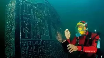 Podvodna izkopavanja v potopljenem mestu Th&ocirc;nis-Herakleion v zalivu Abu Qir blizu Aleksandrije ob severni obali Egipta. Foto: Christoph Gerigk &copy;Franck Goddio/Hilti Foundation