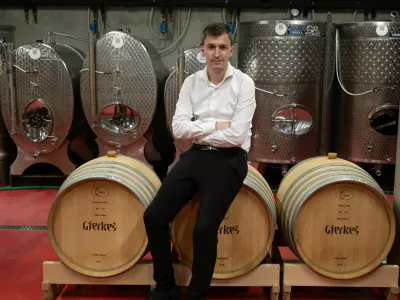 Matic Gjerke&scaron;: Tudi pri nas smo razmi&scaron;ljali, o rdečih sortah, ampak to za seboj prinese povsem drugačno tehnologijo pridelave vin, pa tudi primernih zemlji&scaron;č za rdeče sorte nismo mogli dobiti. F Jaka Jera&scaron;a