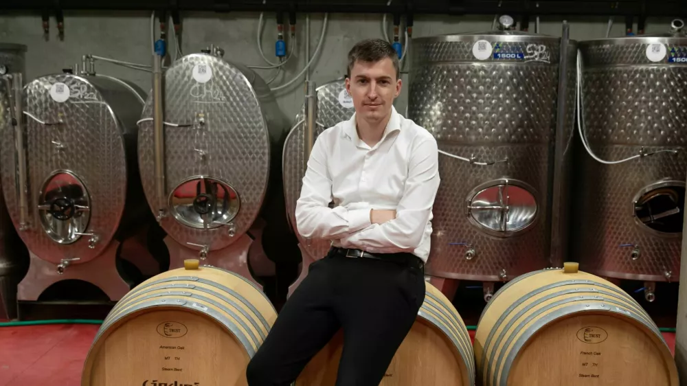 Matic Gjerke&scaron;: Tudi pri nas smo razmi&scaron;ljali, o rdečih sortah, ampak to za seboj prinese povsem drugačno tehnologijo pridelave vin, pa tudi primernih zemlji&scaron;č za rdeče sorte nismo mogli dobiti. F Jaka Jera&scaron;a