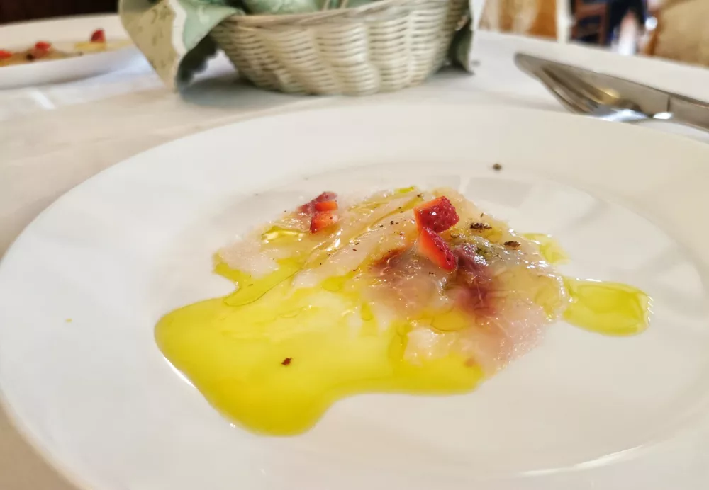 Surov zobatec z jagodami in oljčnim oljem, Gostilna Žeja