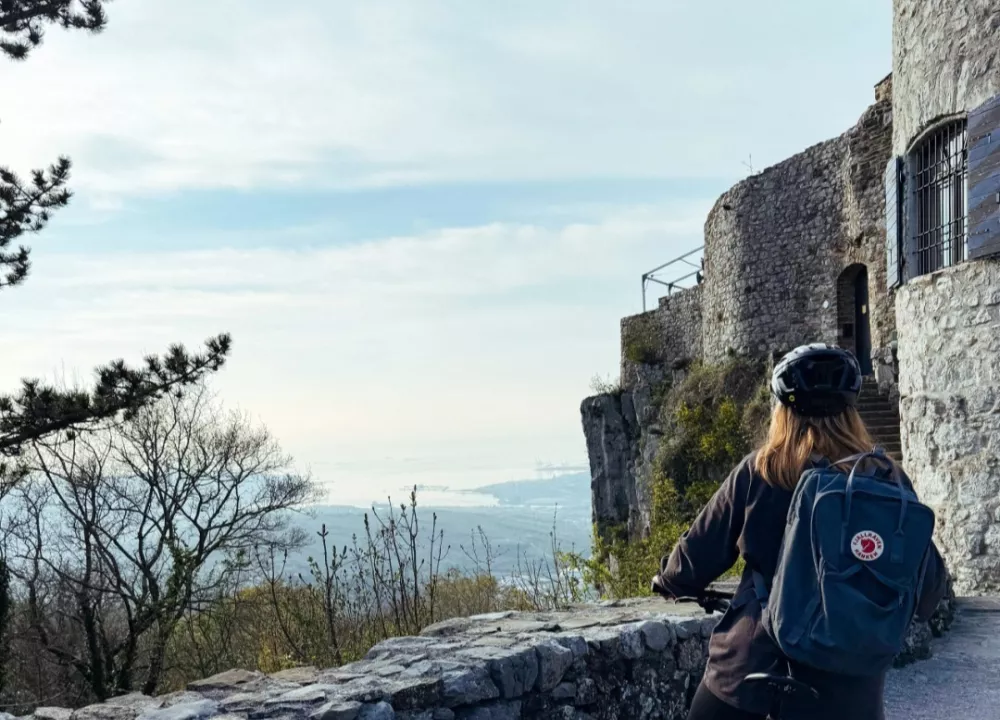 V bližini gradu Strmec na Socerbu se nahaja ena najbolj edinstvenih kra&scaron;kih jam v Sloveniji &ndash; Sveta jama. F visitkoper.si