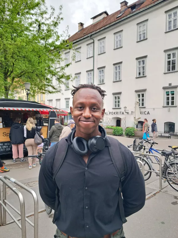 Michael Chigie, &scaron;tudent na izmenjavi Uber je učinkovit in produktiven servis, s katerim prihranim čas. Če sem doma v Cape Townu samo nekaj minut pozen takoj pokličem Uber. Ponavadi me pobere v manj kot dveh minutah, ker jih je toliko naokoli. Ponavadi je varen in če se kaj zgodi, ti takoj povrnejo izgubo, tudi če ti kaj ukradejo ali izgubi&scaron;. 100 odstotno podpiram Uber. Recimo v Ljubljani je Taksi hiter ampak &scaron;e vedno počasnej&scaron;i kot Uber v Južni Afriki. Foto: Miha K. Turk