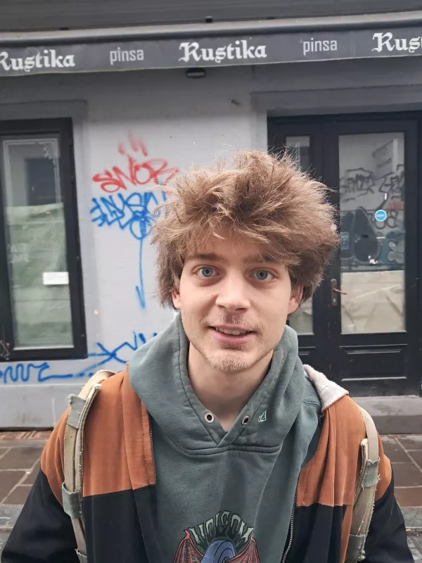 Bor Rem&scaron;kar, dijakS taksijem se vozim izredno poredkoma. Ampak v nekaj primerih pa me je re&scaron;il, ko sem moral na hitro priti iz enega konca mesta na drugega. Glede Uberja pa ne vem, ampak po mojem lahko taksi vozi kdorkoli in morda bi bil dober način da ljudje &scaron;e kaj dodatnega zaslužijo. Tudi jaz bi mogoče vozil po predavanjih, če bi imel možnost. Pa tudi če bi bilo več prevoznikov bi po mojem manj ljudi z žurov vozilo pijanih pa bi mogoče tudi manj nesreč. 