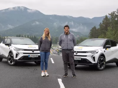 Zmagovalca in leto&scaron;nja najbolj&scaron;a mlada voznika Ajda Osolnik in Tim Rozman sta za eno leto dobila v uporabo avtomobila renault captur. / Foto: Amzs/goran Kro&scaron;elj