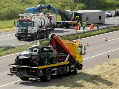 V trčenju avta in avtobusa na hrva&scaron;ki avtocesti sta umrli najmanj dve osebi. 