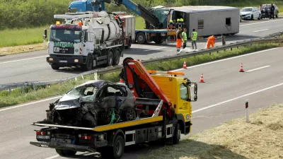V trčenju avta in avtobusa na hrva&scaron;ki avtocesti sta umrli najmanj dve osebi. 