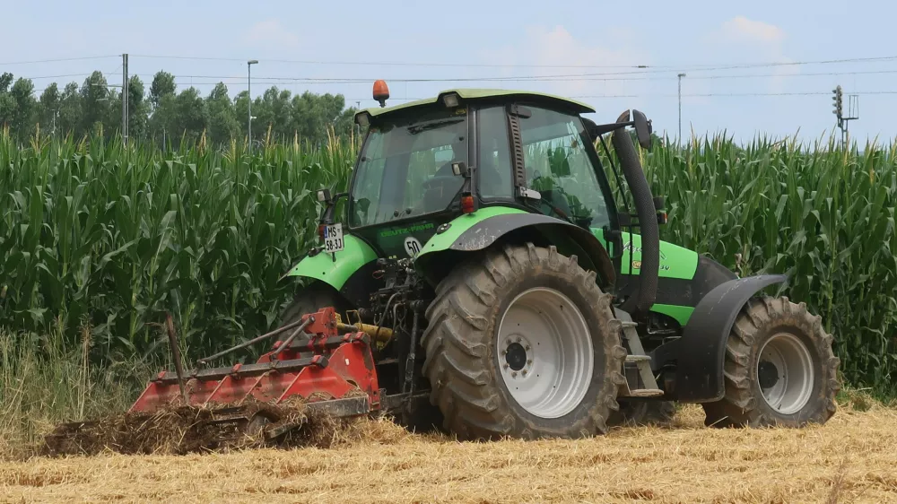 Pomurje, Lipovci, Panvita, traktor. Foto. Tatjana Pihlar 