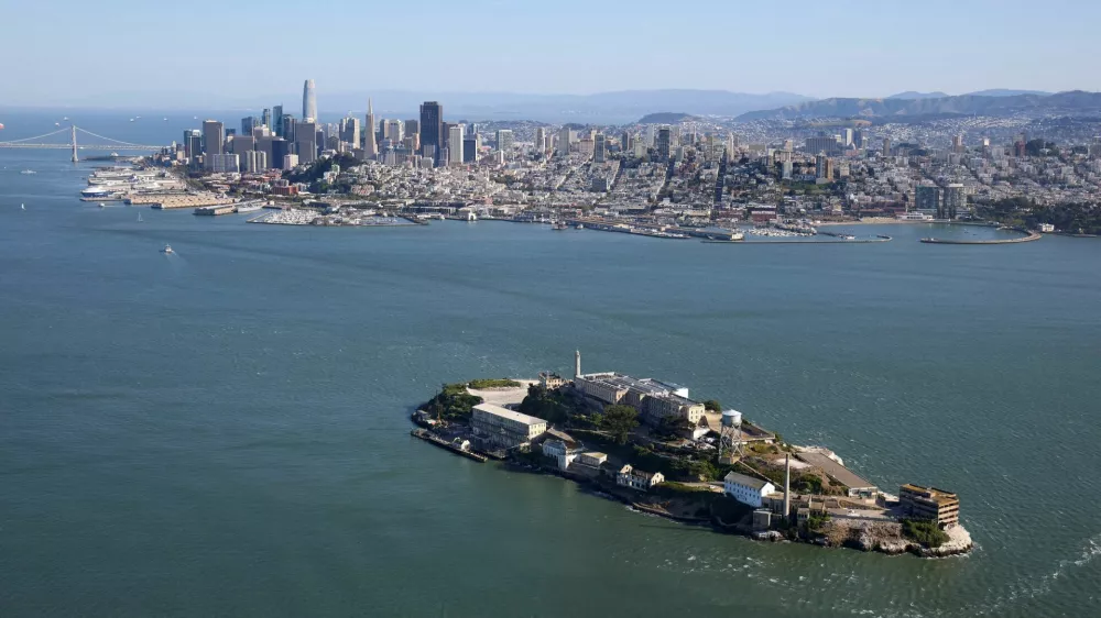 A view from a helicopter of Alcatraz Prison, a National Parks site located on Alcatraz Island in San Francisco Bay in San Francisco, California, U.S. May 5, 2025. REUTERS/Fred Greaves   TPX IMAGES OF THE DAY / Foto: Fred Greaves