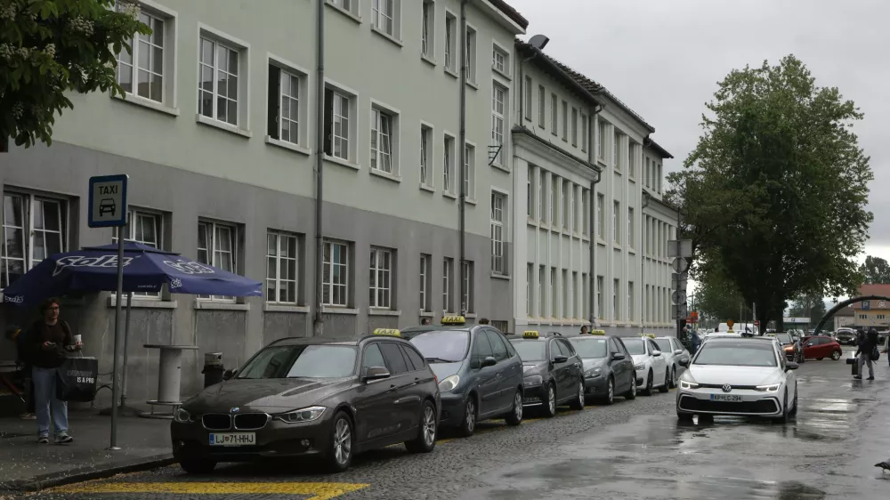 05.05.2025 - Taxi - Taksi služba - prevoz potnikov Železni&scaron;ka postajaFoto: Luka Cjuha