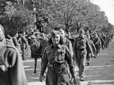 Prihod partizanske vojske v Ljubljano, 10. maj 1945. Fotografija: verjetno Viktor Stopar, hrani Muzej novej&scaron;e in sodobne zgodovine Slovenije. POZOR, NI ZA PONOVNO OBJAVO BREZ DOVOLJENJA MNSZS!!!