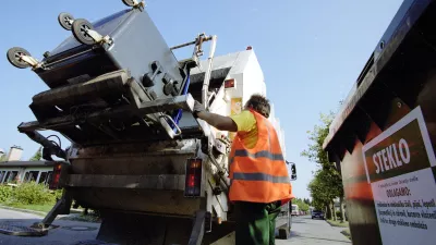 Nesreča se je zgodila pri pobiranju smeti s smetarskim tovornjakom. Fotografija je simbolična. Foto: Jaka Gasar

&nbsp;