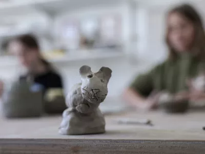 - oblikovanje gline - - 26.04.2023 &ndash; Studio Biskvit - Prvomajsko Biskvitovanje - počitni&scaron;ko kreativno varstvo za otroke med 6. in 14. letom //FOTO: Jaka Gasar