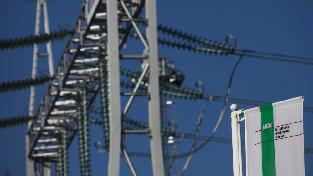 - električni daljnovod - električna napetost - visokonapetostni vod - sevanje - elektrifikacija - elektrika- 4.12.2013 - Nuklearna elektrarna Kr&scaron;ko - NEK je opremljena z Westinghousovim lahkovodnim tlačnim reaktorjem toplotne moči 2000 MW. Njena moč na pragu je 696 MW. Elektrarna je priključena na 400 kV omrežje za napajanje potro&scaron;nih sredi&scaron;č v Sloveniji in Hrva&scaron;ki.   //FOTO: Luka Cjuha